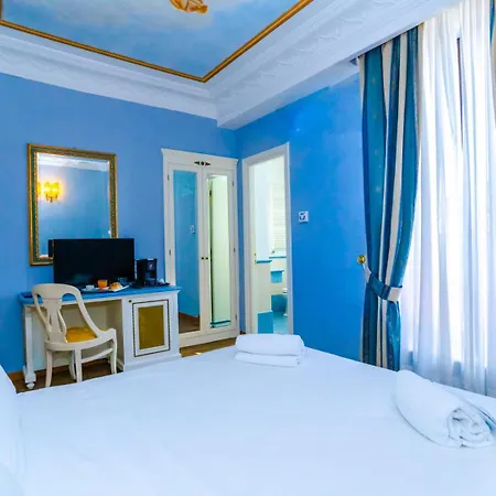 La Lumiere Di Piazza Di Spagna 3*