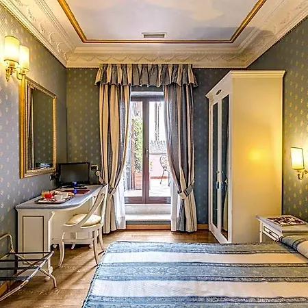 La Lumiere Di Piazza Di Spagna 3*