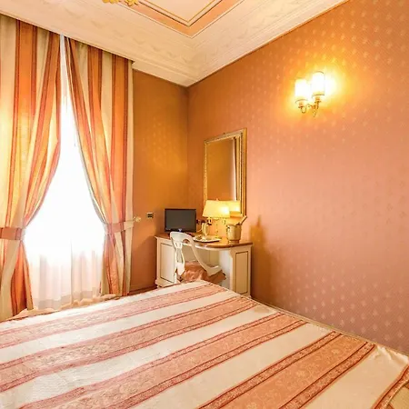 فندق لا لوميير دي بيازا دي سبانيا